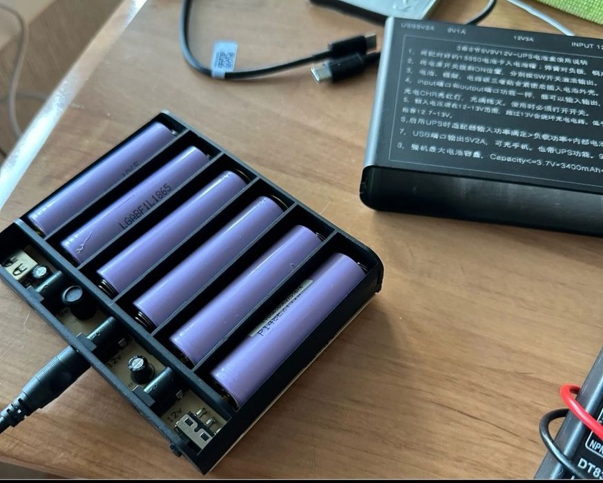 Повністю автоматичний UPS (ДБЖ) на 18000mah 5v, 9v, 12v