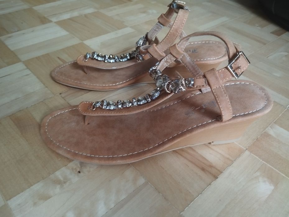 Sandały japonki na koturnie