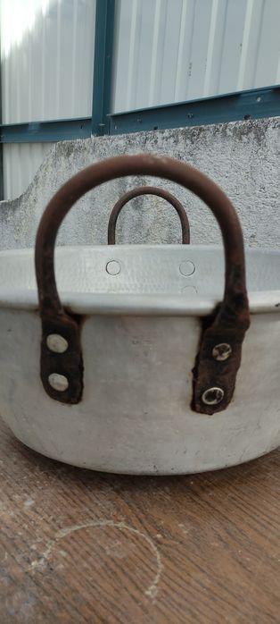 Caldeiro de alumínio antigo