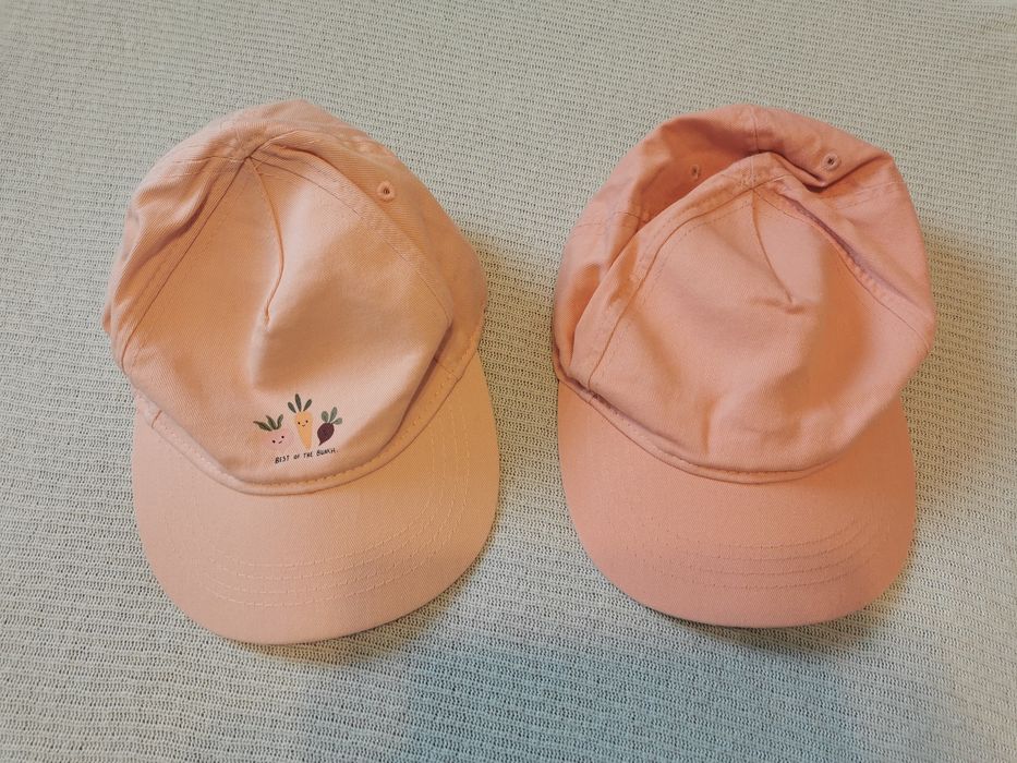 Dwie czapki z daszkiem 98/104 HM