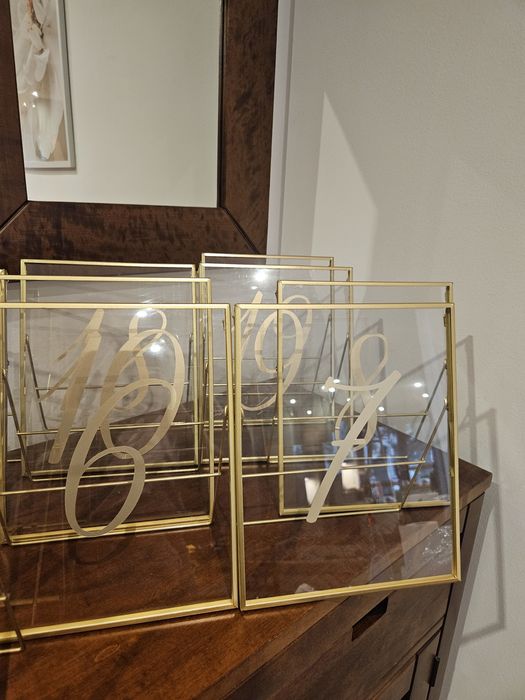 Numery stołów w złotych ramkach (cena za wszystkie)