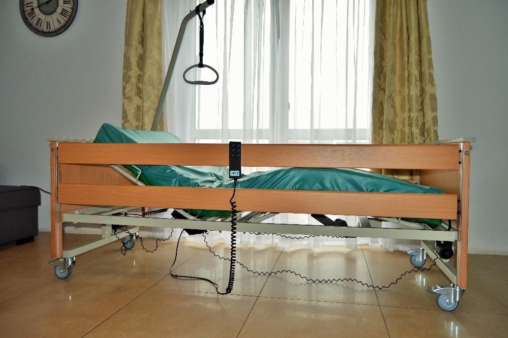 łóżko rehabilitacyjne, łóżko szpitalne z materacem i wysięgnikiem