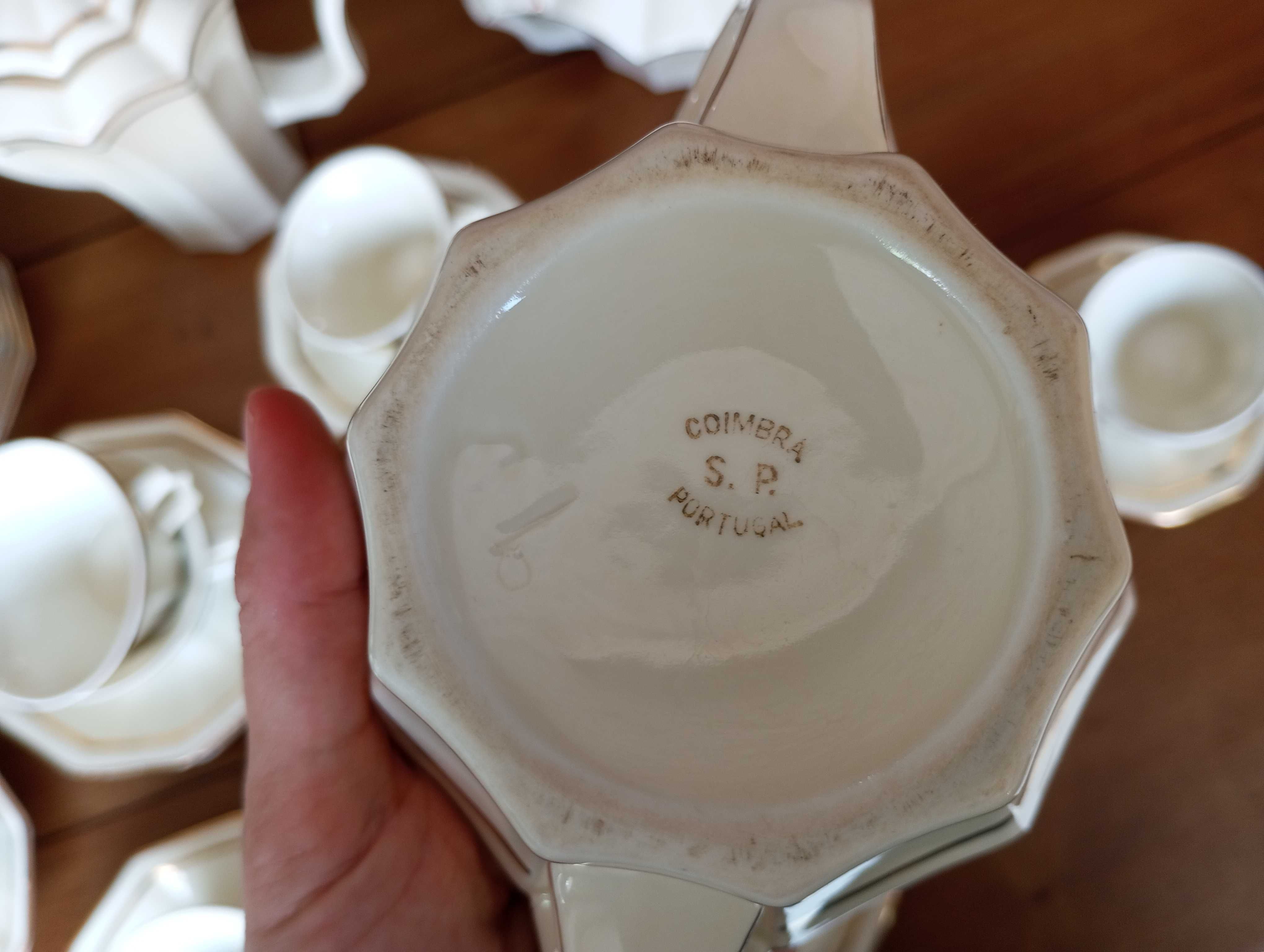 Antiga parte de serviço de café e chá em porcelana S.P. Coimbra