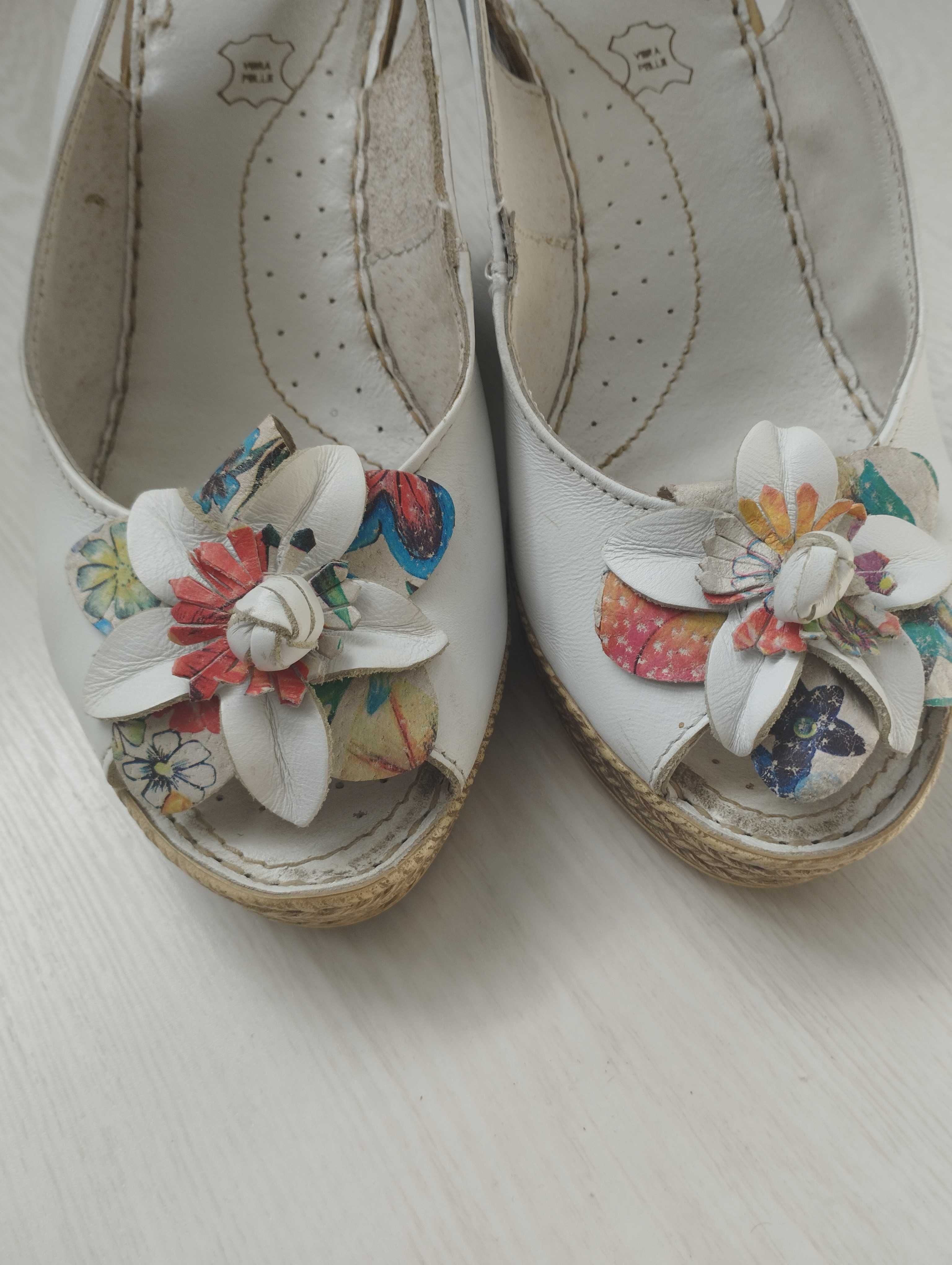 Lasocki sandały na koturnie r. 36 białe kwiaty