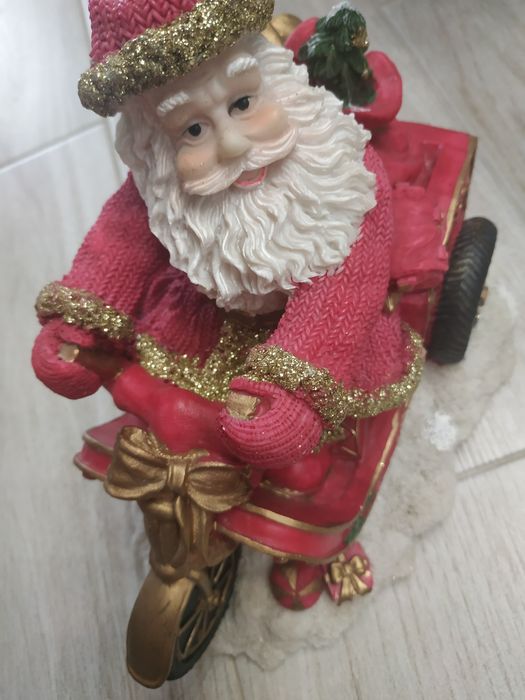 Декоративная статуэтка Деда Мороза на авто