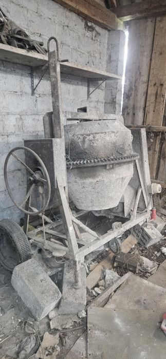 Betoniarka z silnikiem 300l