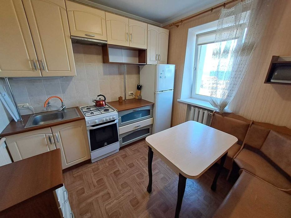 Продам 2-кімнатну квартиру на вул. Парковій на першій лінії моря