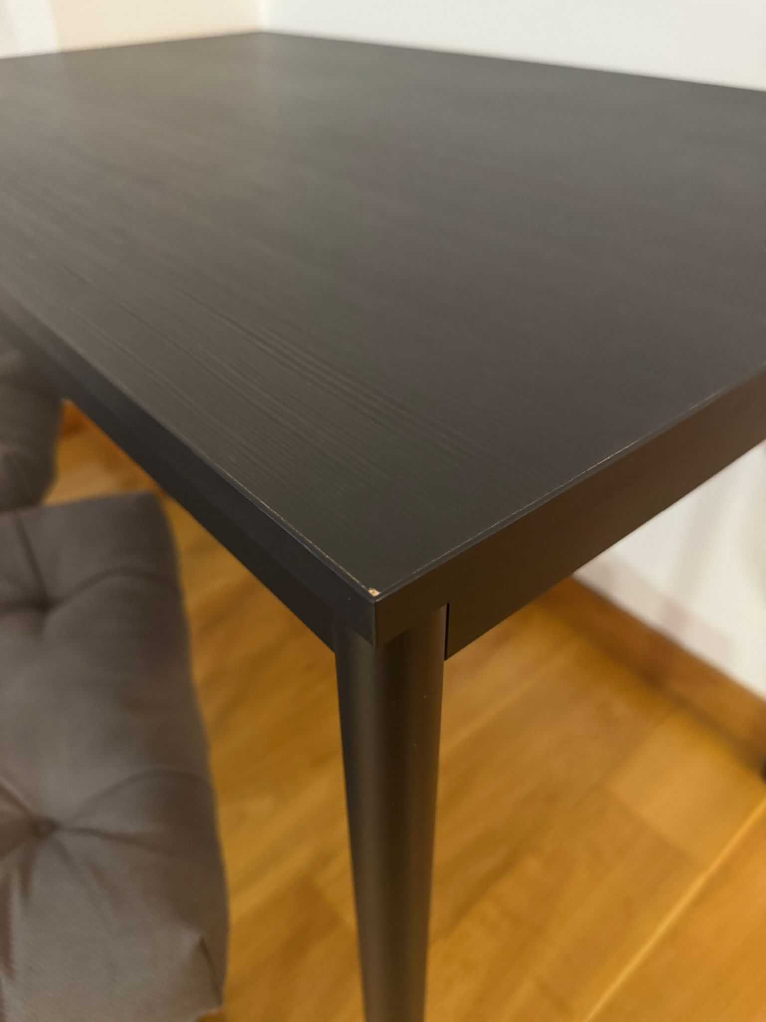 Mesa Ikea cor preta 110x67 com duas cadeiras e almofadas incluídas
