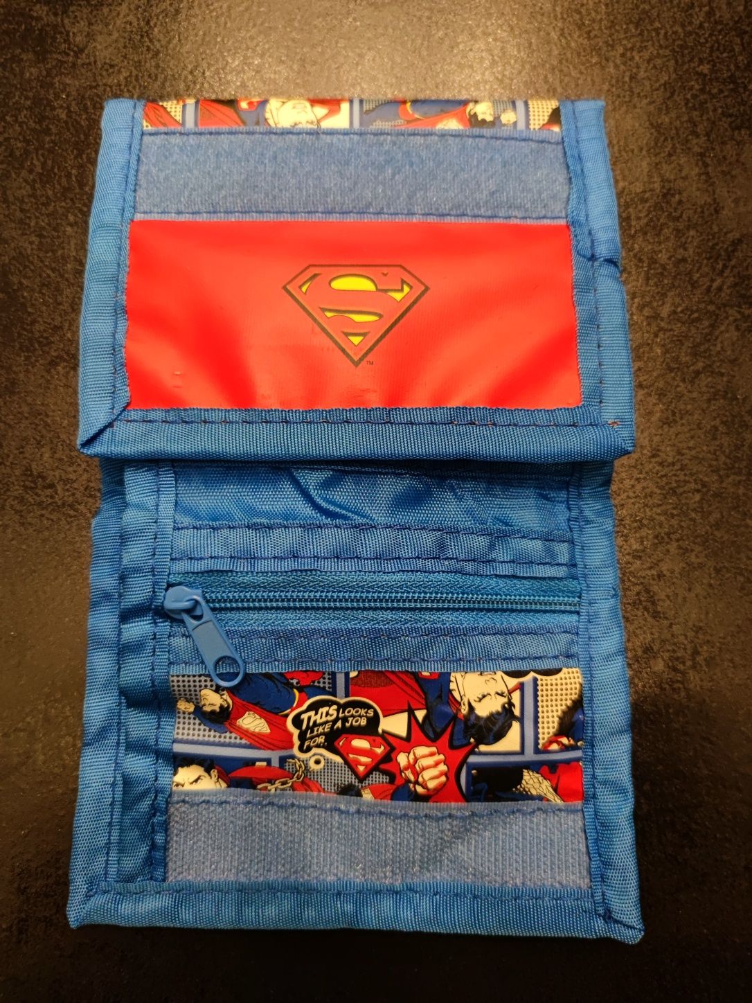 Trzyczęściowy portfel Superman; przegródki na banknoty, karty i monety