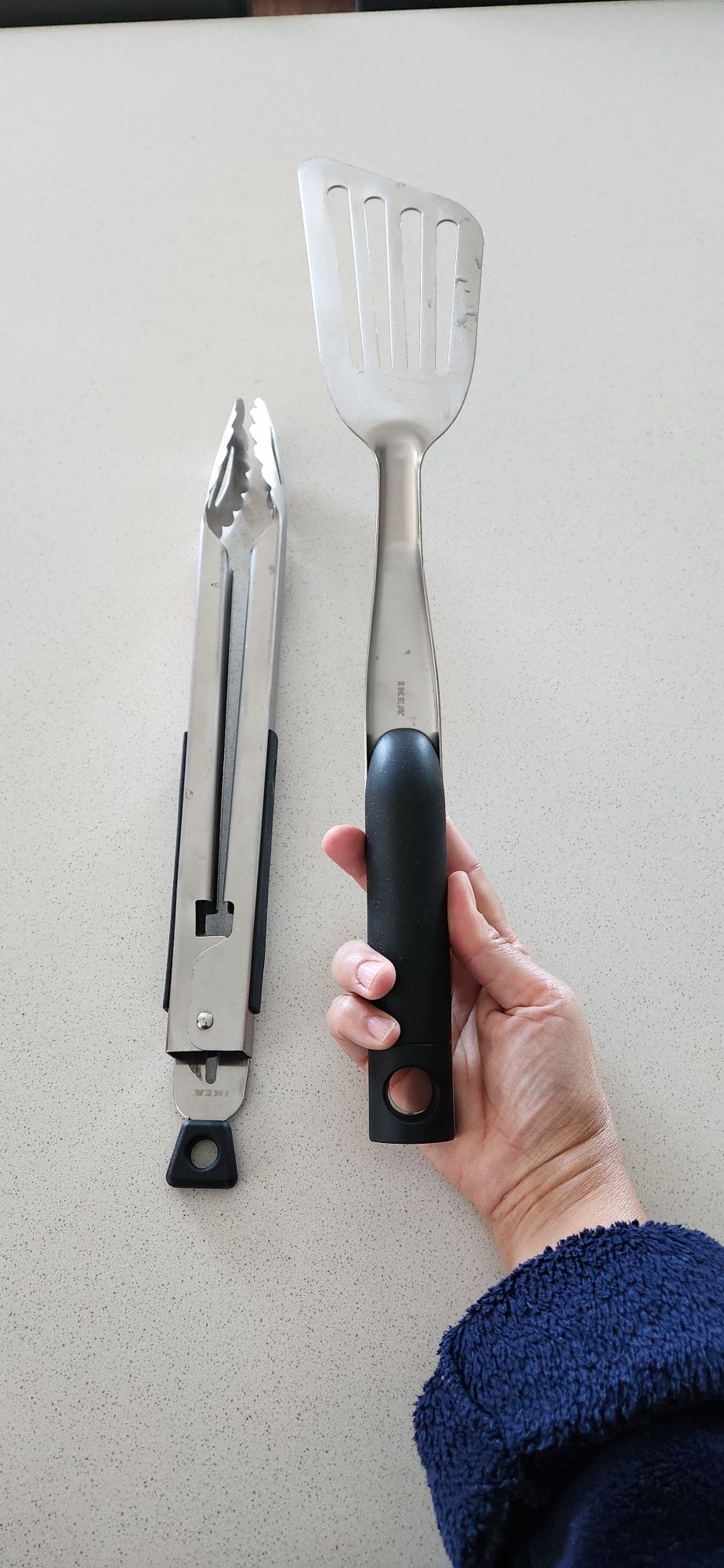 1 pinça + 1 espátula em inox, ideais para churrascos.