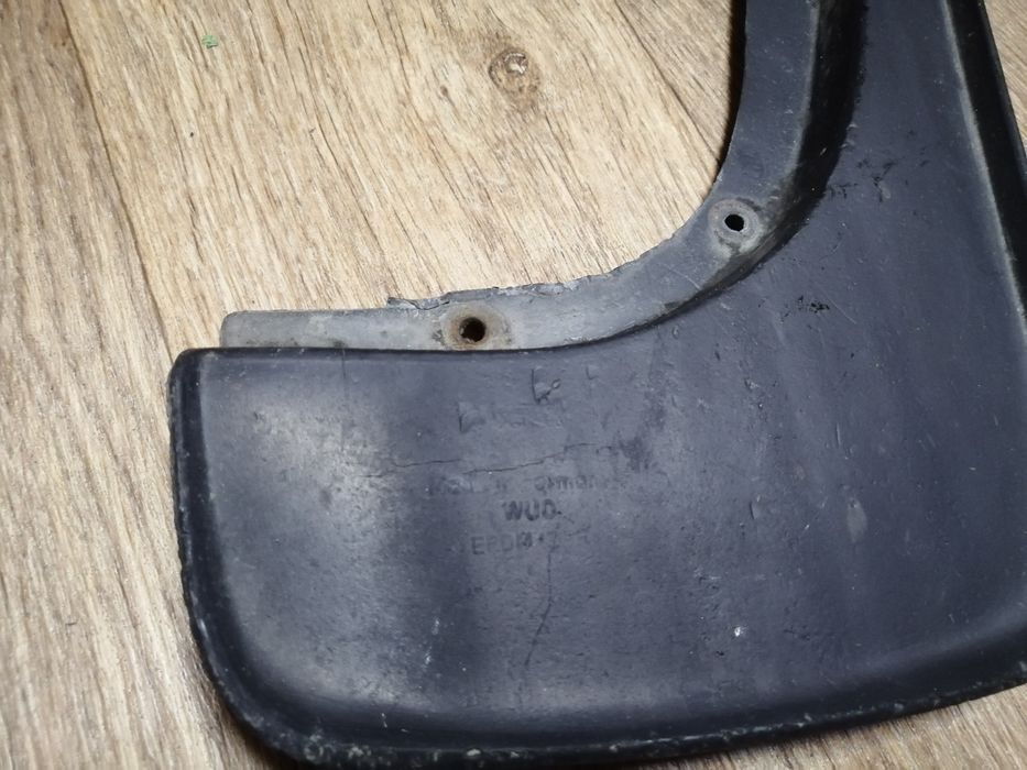 Обміняю лівий бризковик Audi 100, а6 С4 на правий