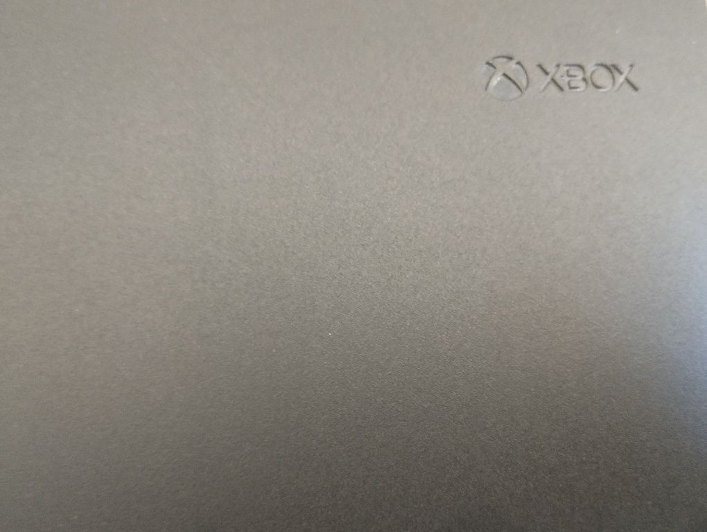 Konsola Xbox One X w zestawie.