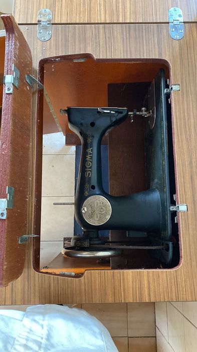 Máquina de costura com móvel
