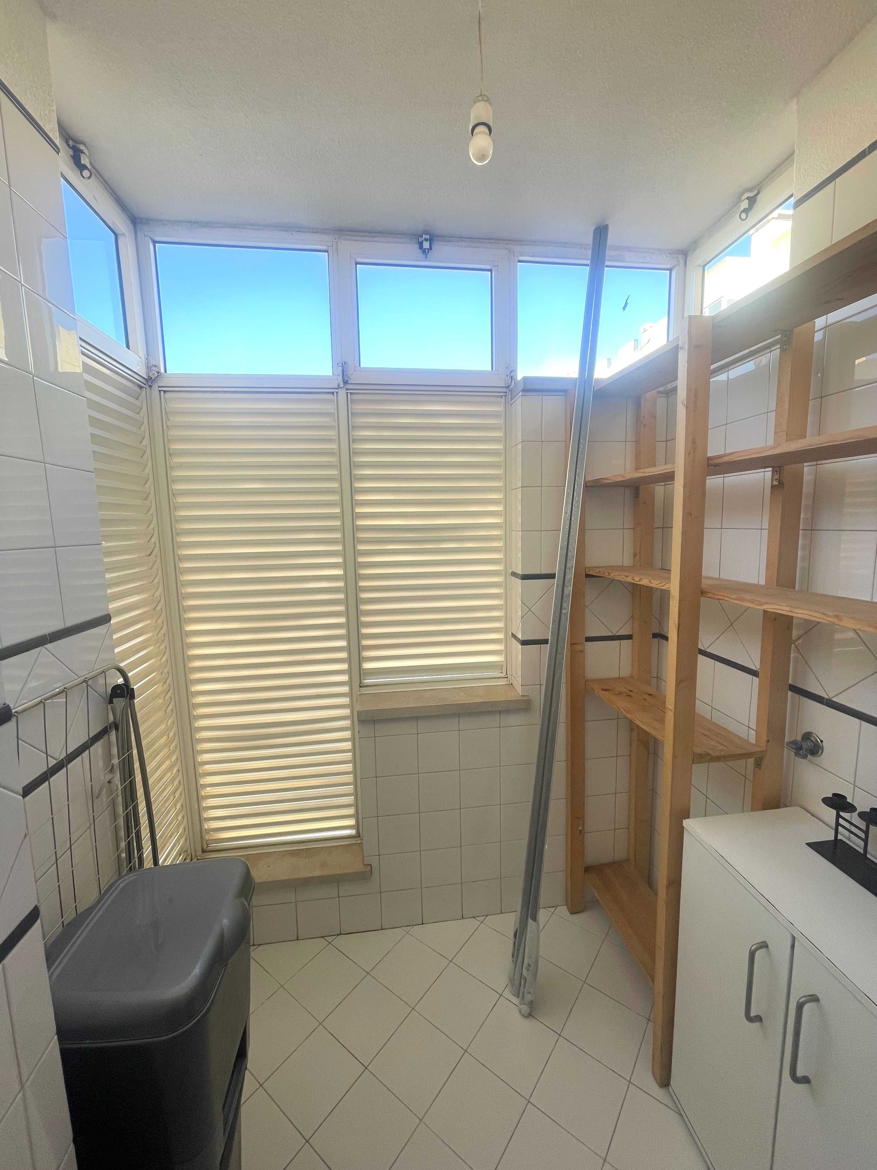 Apartamento T3 Renovado com Varanda e Garagem – Telheiras, Lisboa