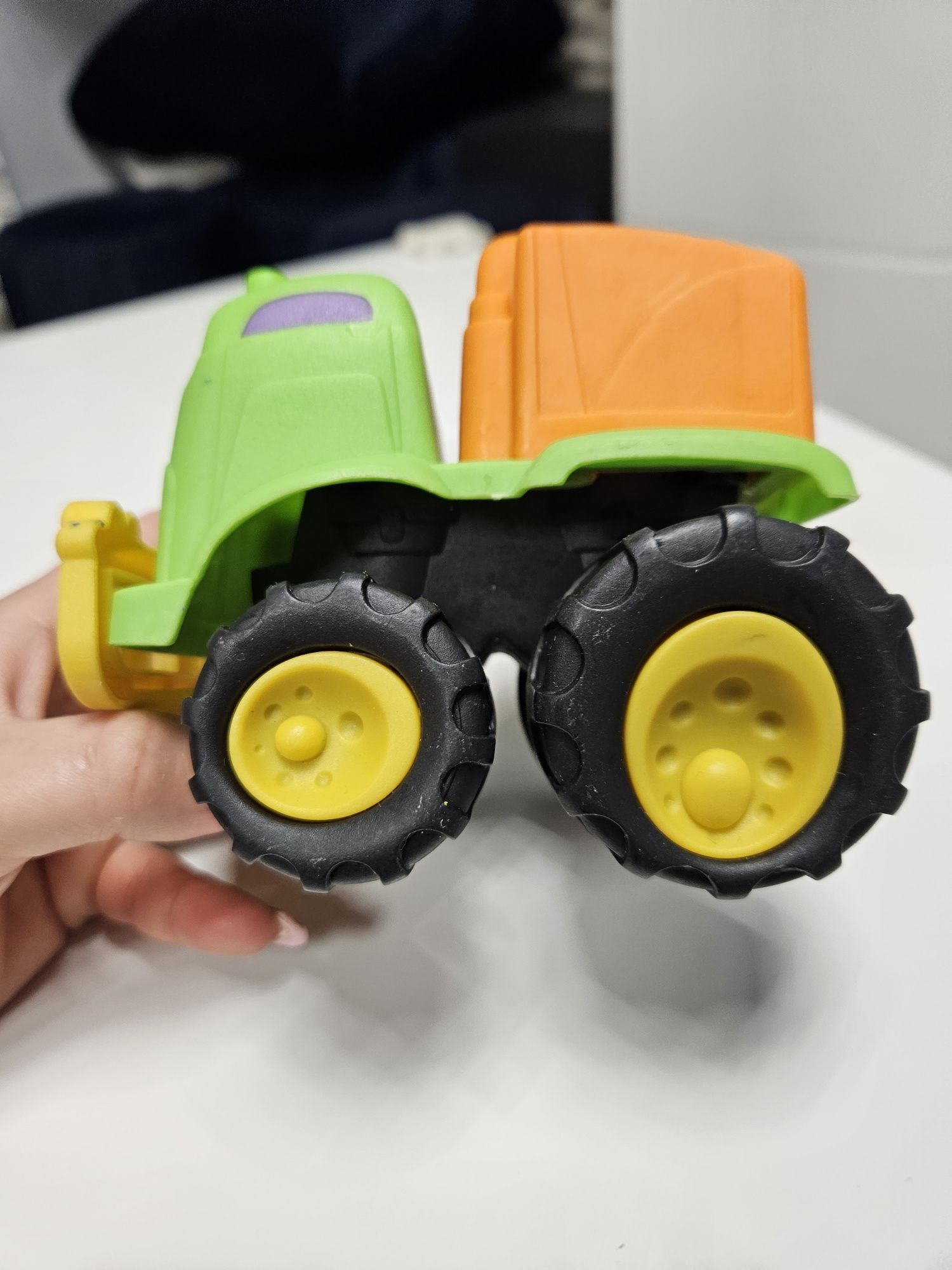 Plastikowe autko ciężarówka zabawka