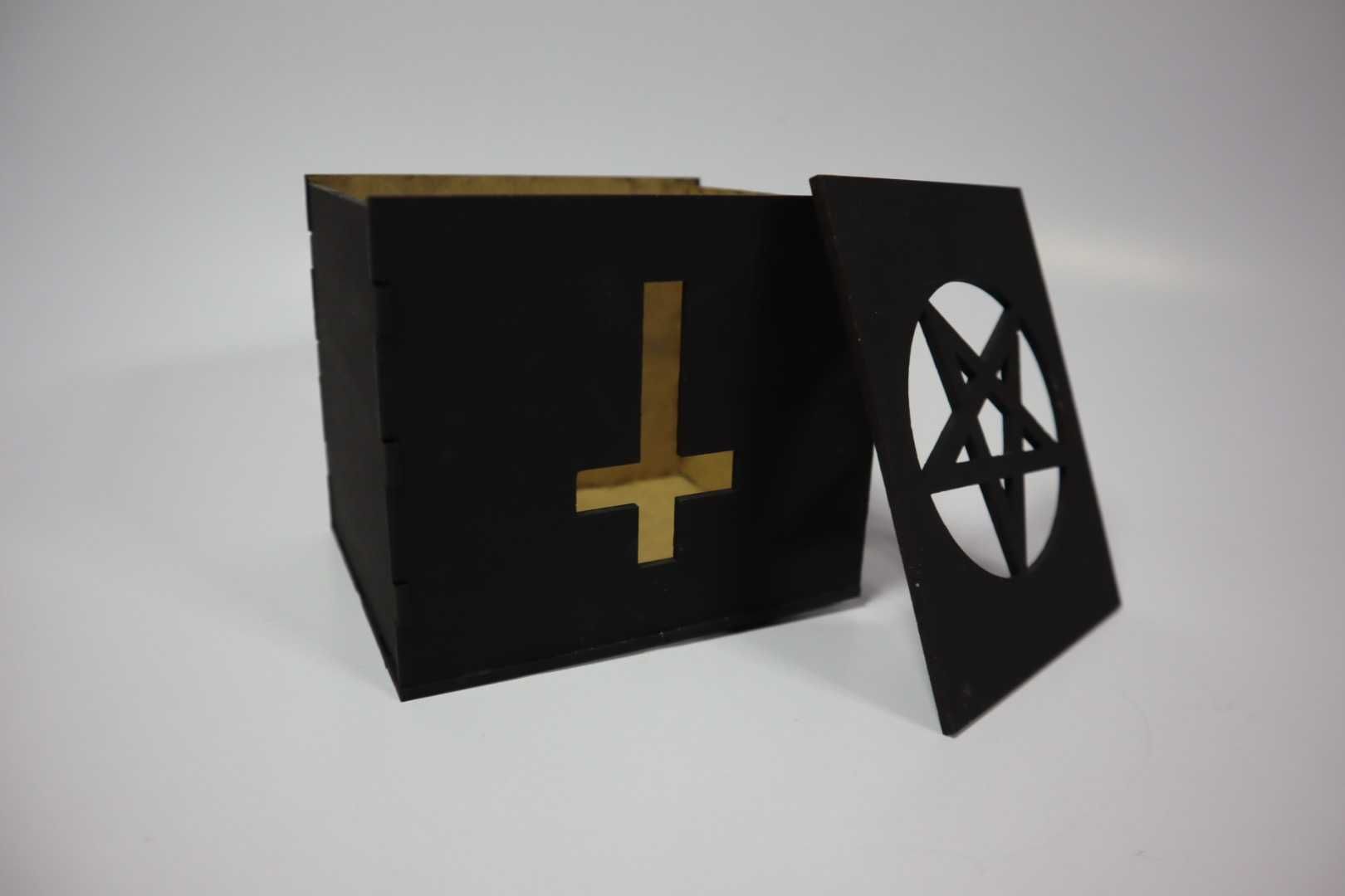 Czarna świeca w kształcie czaszki w pudełku