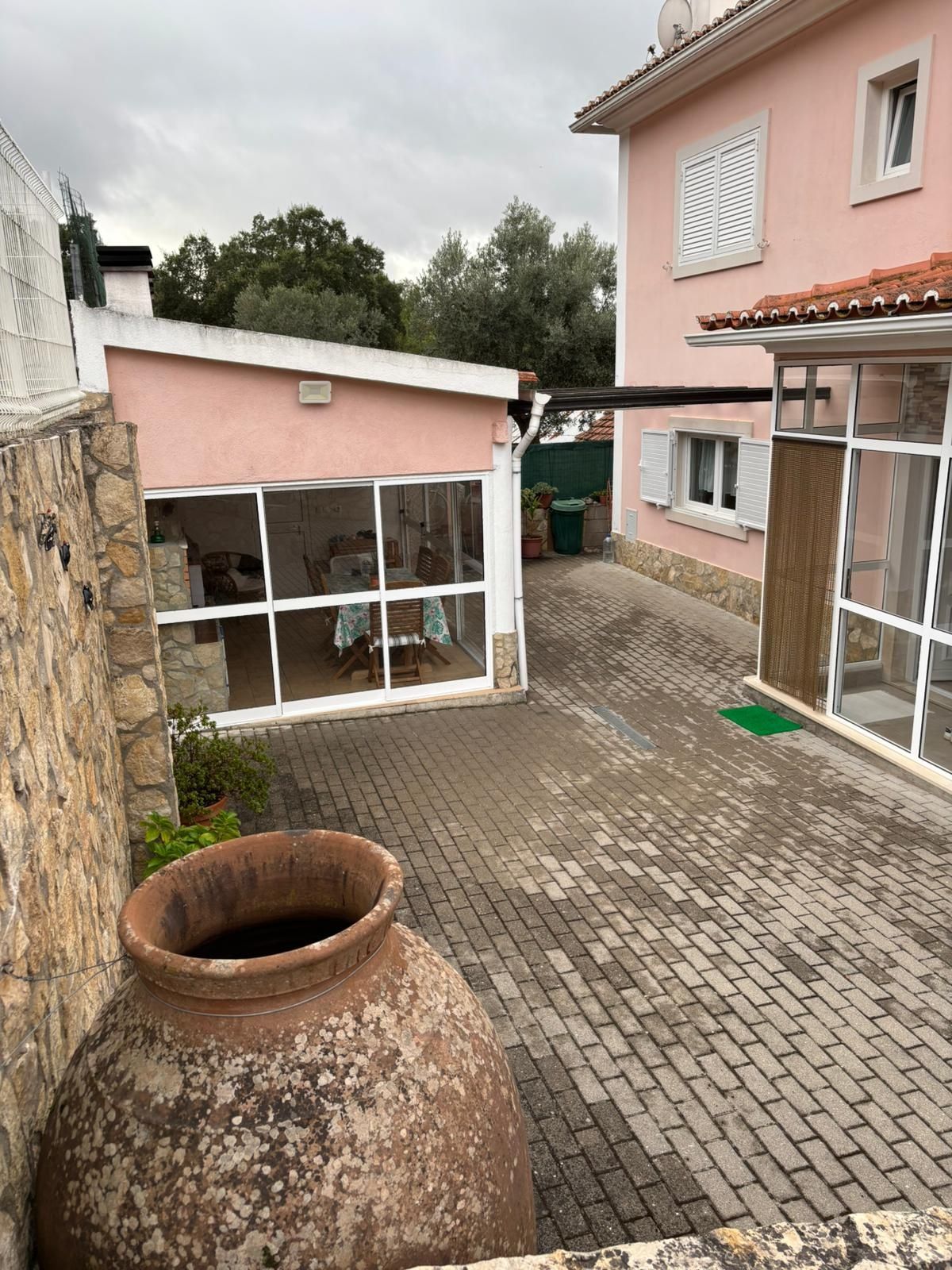 Moradia T4 com piscina em zona tranquila