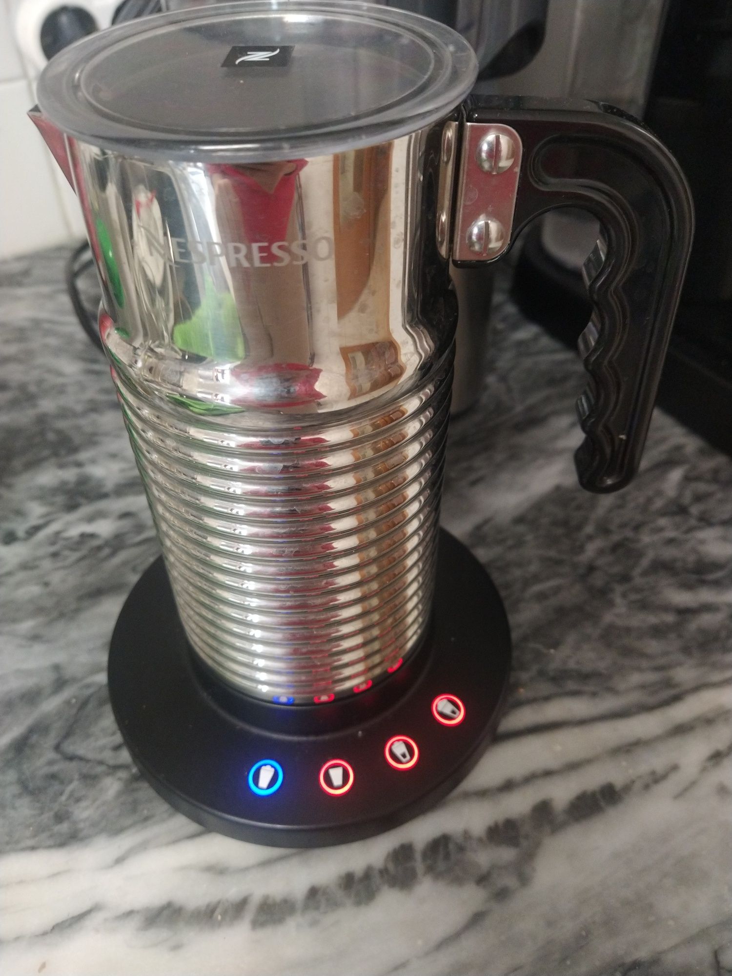 Máquina de café Nespresso Citiz preta & Aeroccino 4