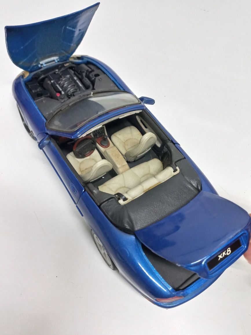 Miniatura JAGUAR XK8. Impecável