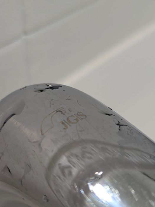 Lavatório wc em porcelana da marca Dama Roca com coluna de apoio