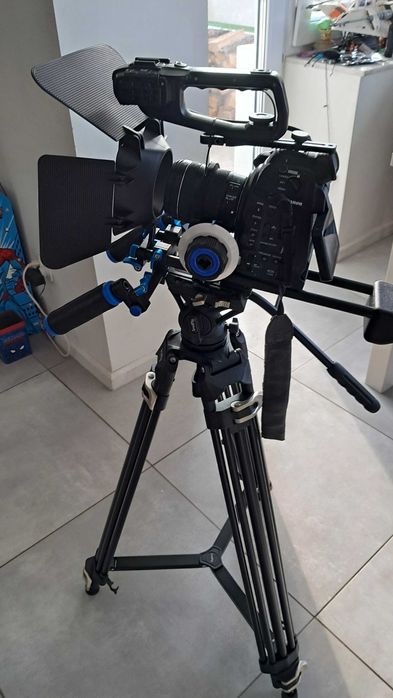 Kamera filmowa Canon C100 z obiektywem, DAF i rigiem