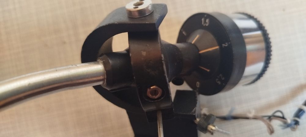 Тонарм проигрывателя винила