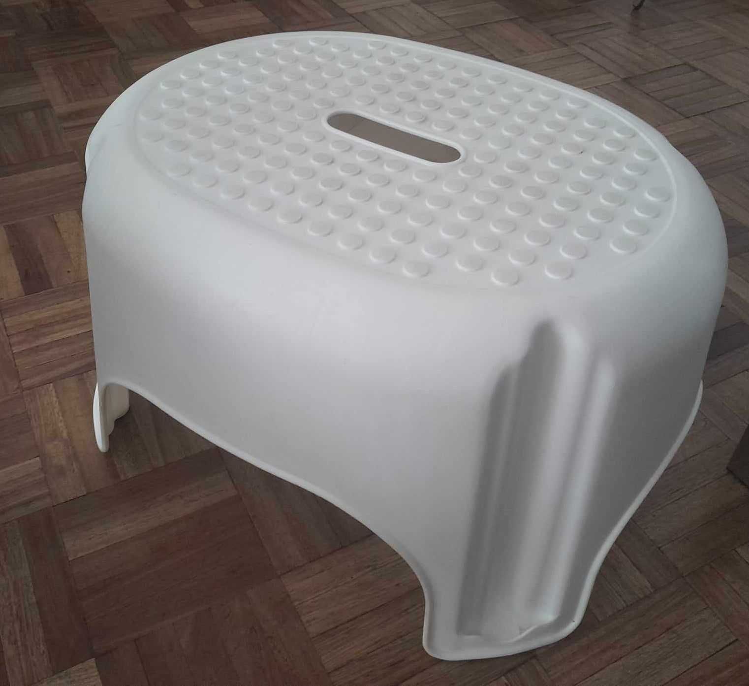 Banco Antiderrapante em Polipropileno 40 x 30 com 22cm de Altura