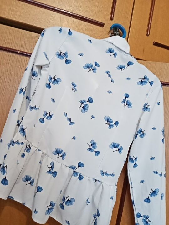 Біла блузка з синіми квітами...