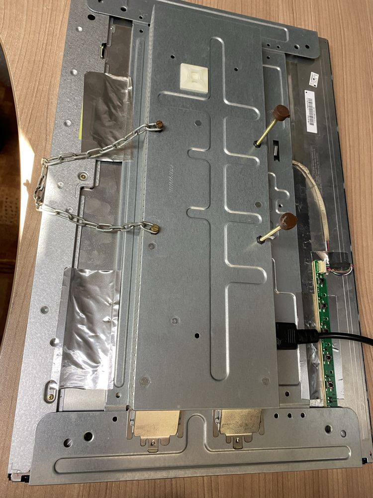 Monitor przemysłowy o wymiarach 50x32