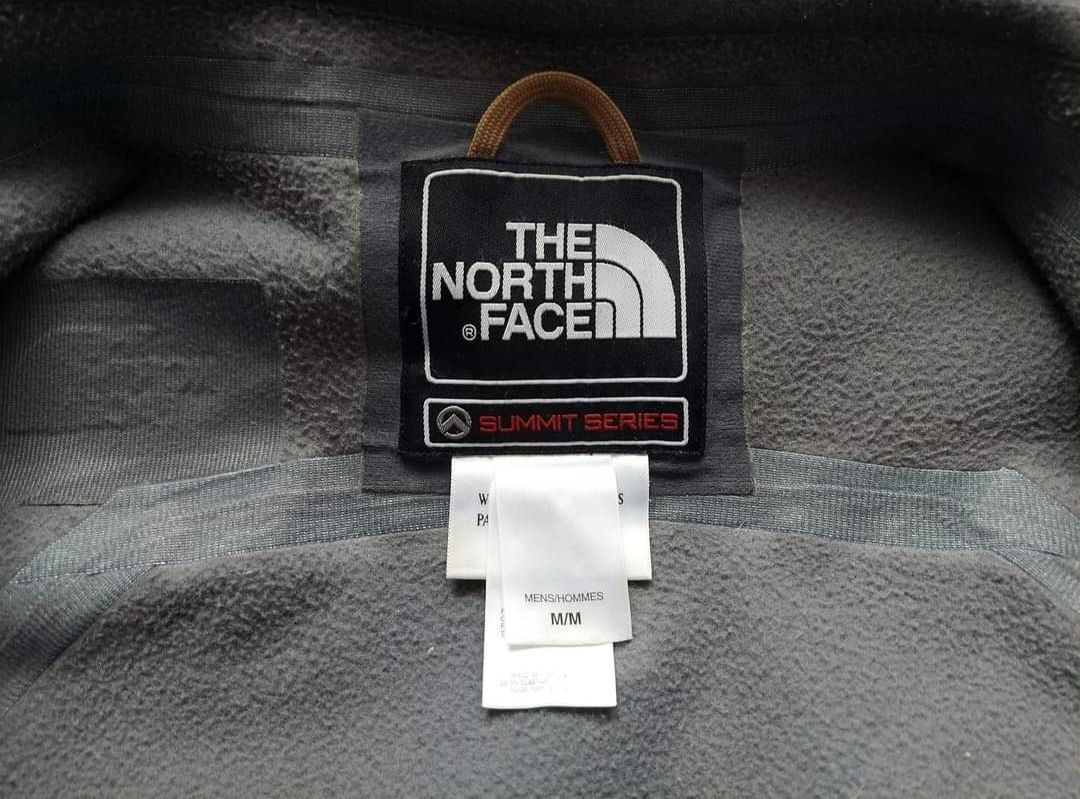Лижна куртка the north face gore tex оригінал

Розмір M

Детальні замі