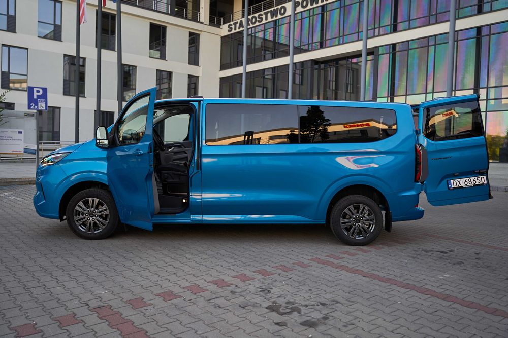Wynajem Busa 9 osobowego. Ford Transit Custom. MATRIX LED 2025r.
