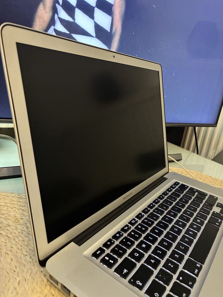 Macbook pro 15 cali intel core i7 8 gb ramu 480 gb pamieci