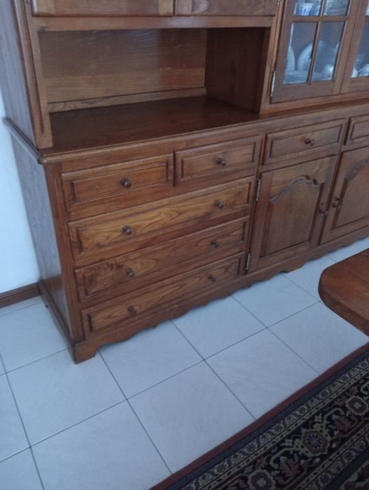 Móvel em castanho para sala