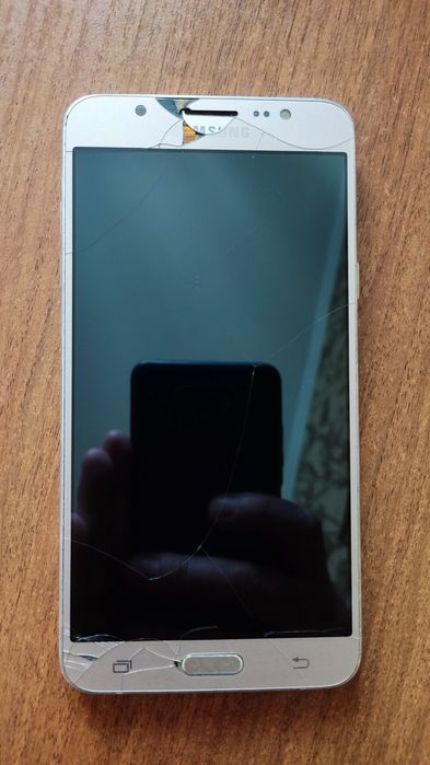 Телефон Samsung J7