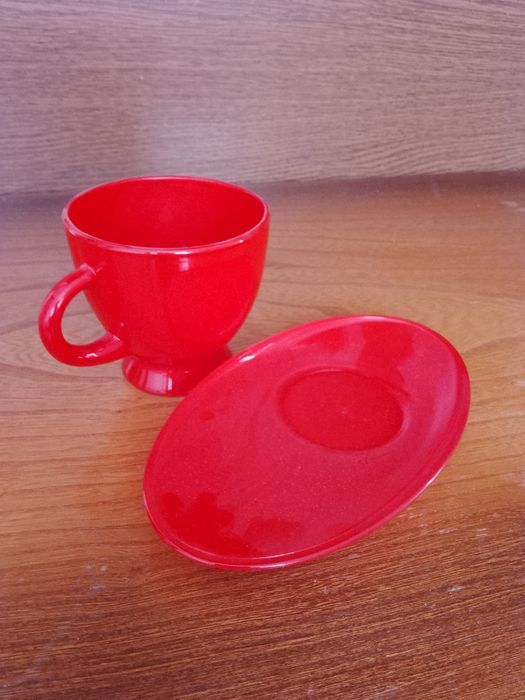 Filiżanka szklanka plus talerzyk podstawka czerwony