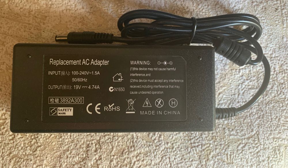 Блок живлення ноутбука, адаптер 19v.