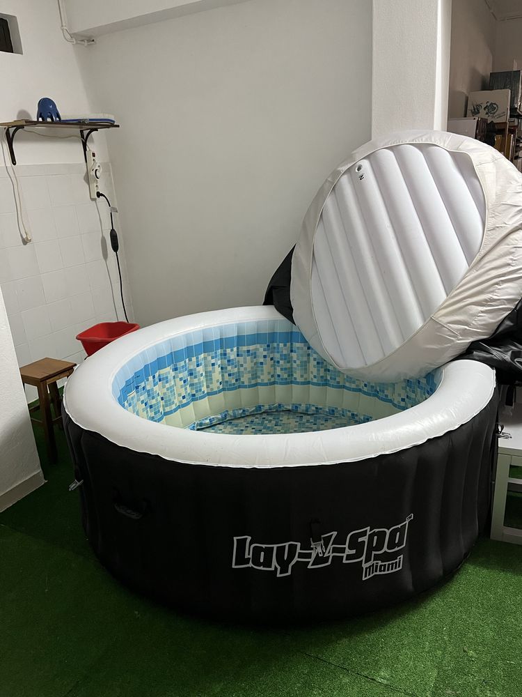 Jacuzi movel com 2 m diametro e 0,80 m de alto para 8 pessoas