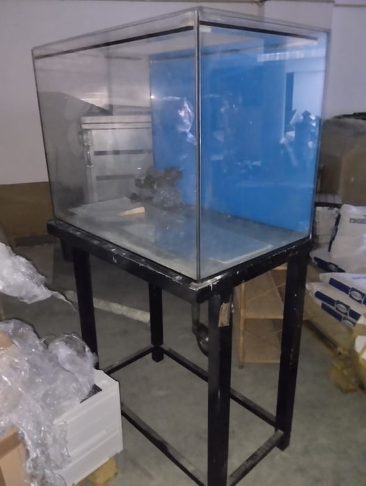 Aquário com Mesa de Alumínio – Excelente Estado – Pronto a Usar!