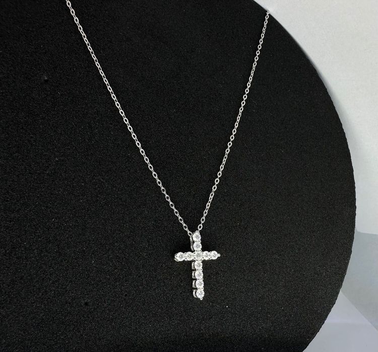 Хрестик з діамантами . Срібний ланцюжок з хрестиком .