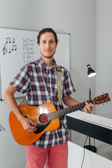 Заняття на фортепіано, гітарі, барабанах та вокалу. Музична школа