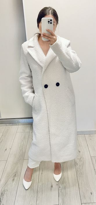 Зимове пальто білого кольору