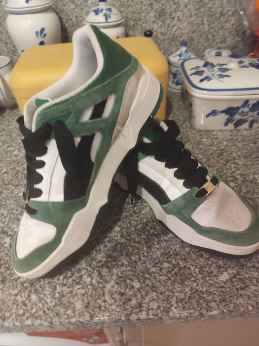 Sapatilhas puma verdes e pretas