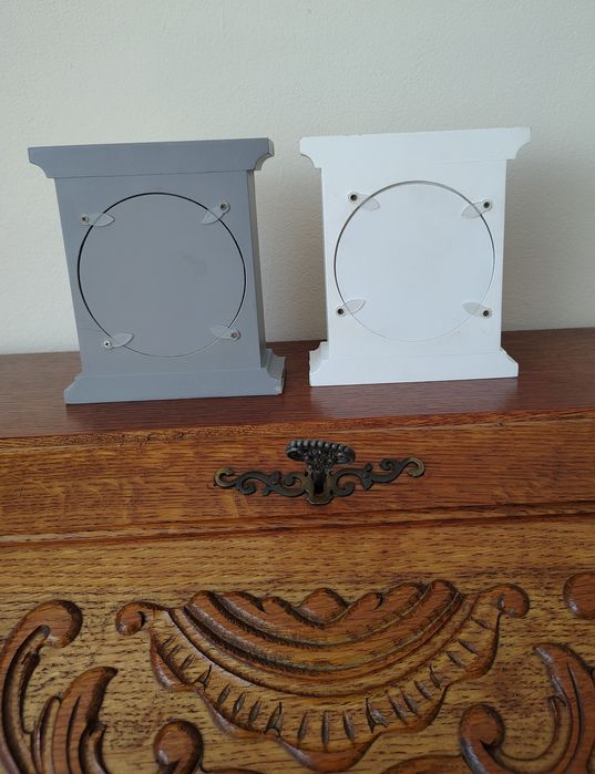 Zegarki  ozdobne stołowe kominkowe z drewna Mayfair & Co.