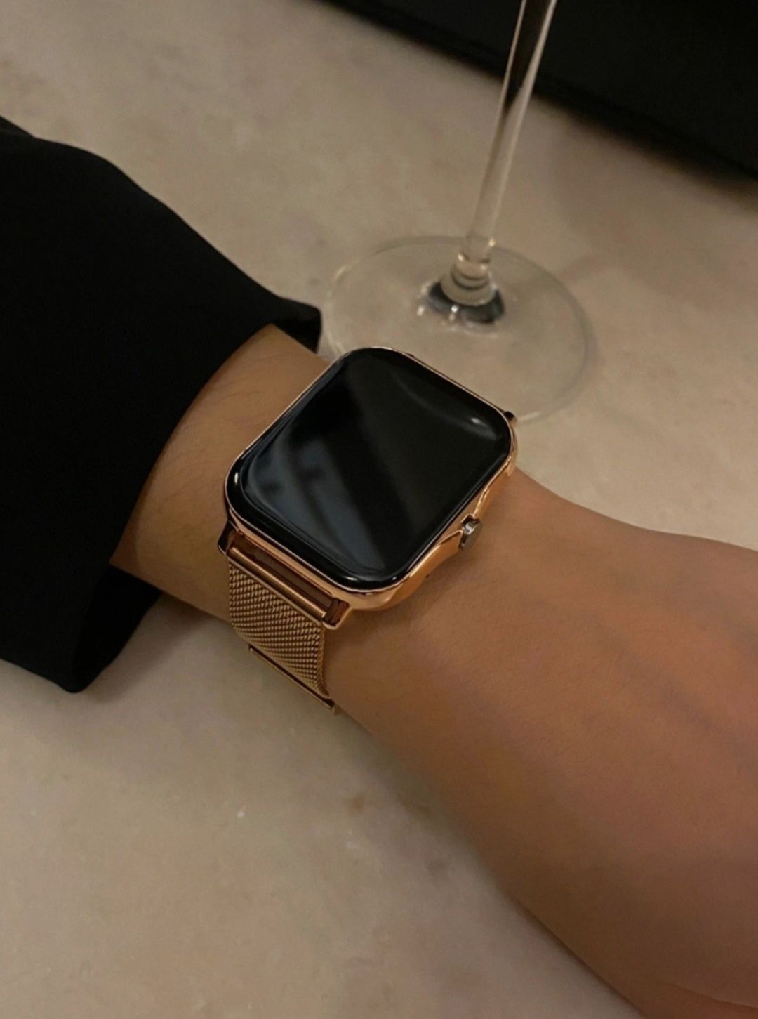 Złoty smartwatch Połączenia Bluetooth