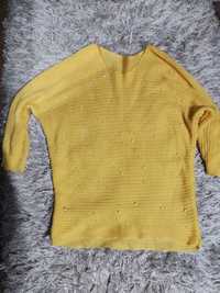 Żółty sweter z perełkami