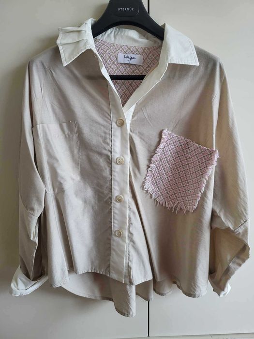 Camisa Bege com Chanel Cruzado Branco e Rosa
