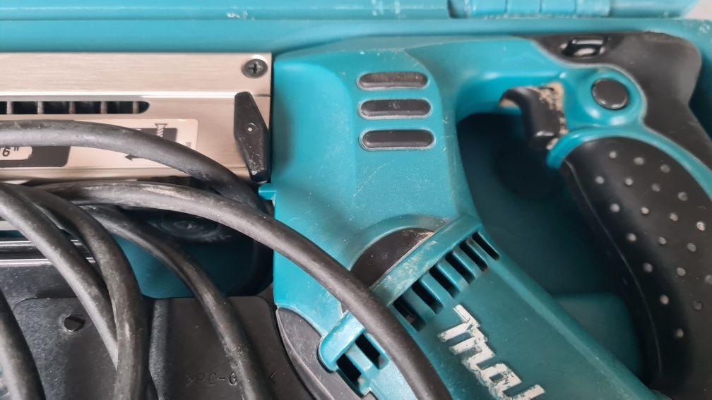 Makita 6842 wkrętarka z magazynkiem prawie nowa