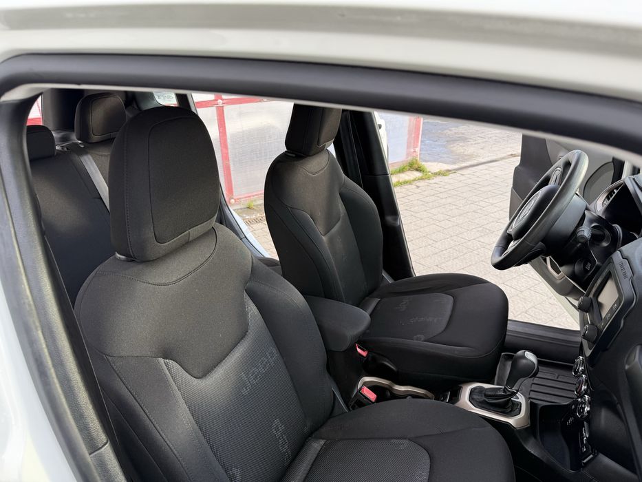 Білий Jeep Renegade Sport 2016 року