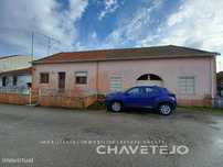 Casa de habitação e armazém com logradouro em aldeia.