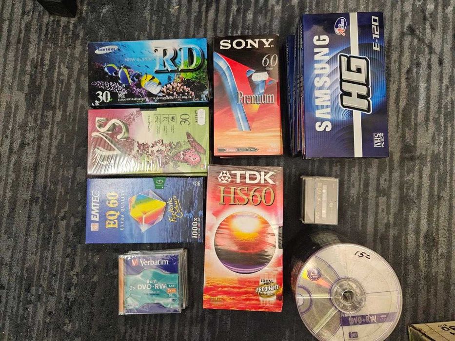 Касети і диски VHS, для відеокамер, DVD